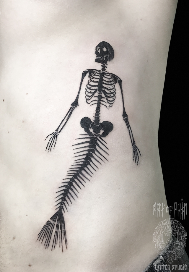 Татуировка мужская графика на боку скелет русалки – Мастер тату: 