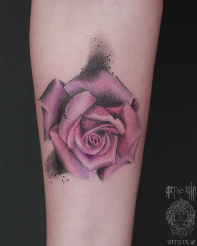 Татуировка женская реализм на предплечье фиолетовая роза – Мастер тату: Анастасия Родина
