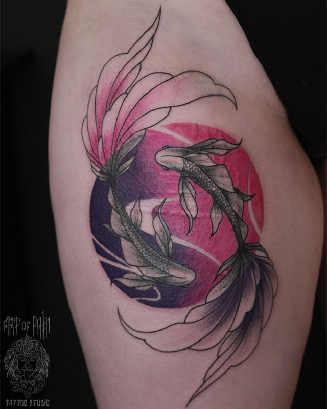 Татуировка женская графика на бедре две рыбки – Мастер тату: Анастасия Родина