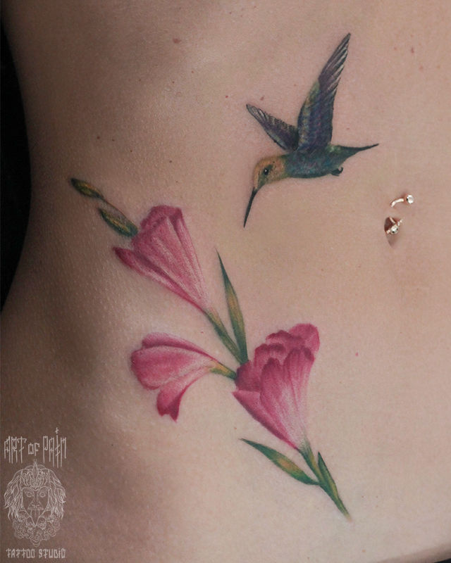 Татуировка женская реализм на животе колибри и цветок – Мастер тату: Анастасия Родина