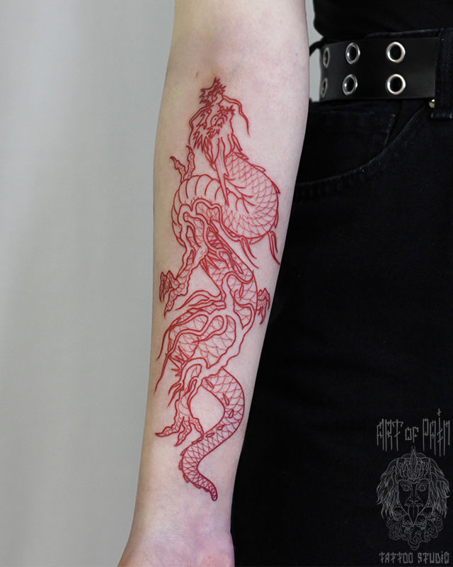 Татуировка женская япония на предплечье красный дракон – Мастер тату: Марк Акулов