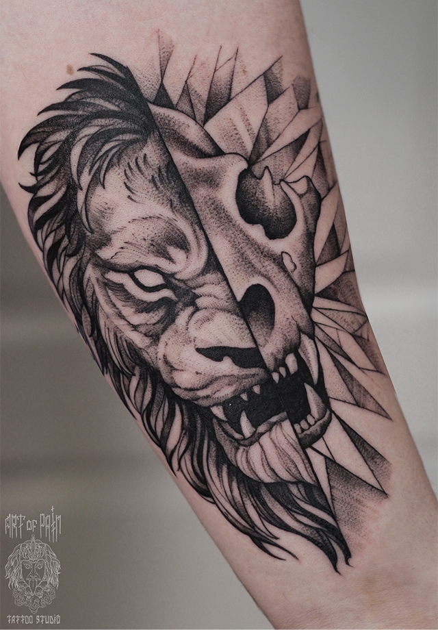 Татуировка мужская графика на предплечье лев с черепом – Мастер тату: 