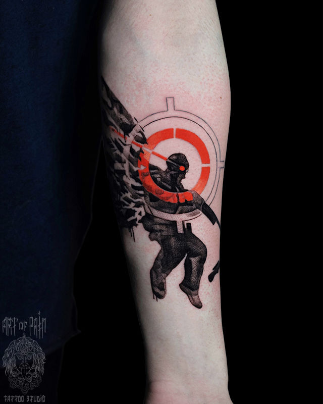 Татуировка мужская графика на предплечье ангел под прицелом – Мастер тату: Анастасия Юсупова