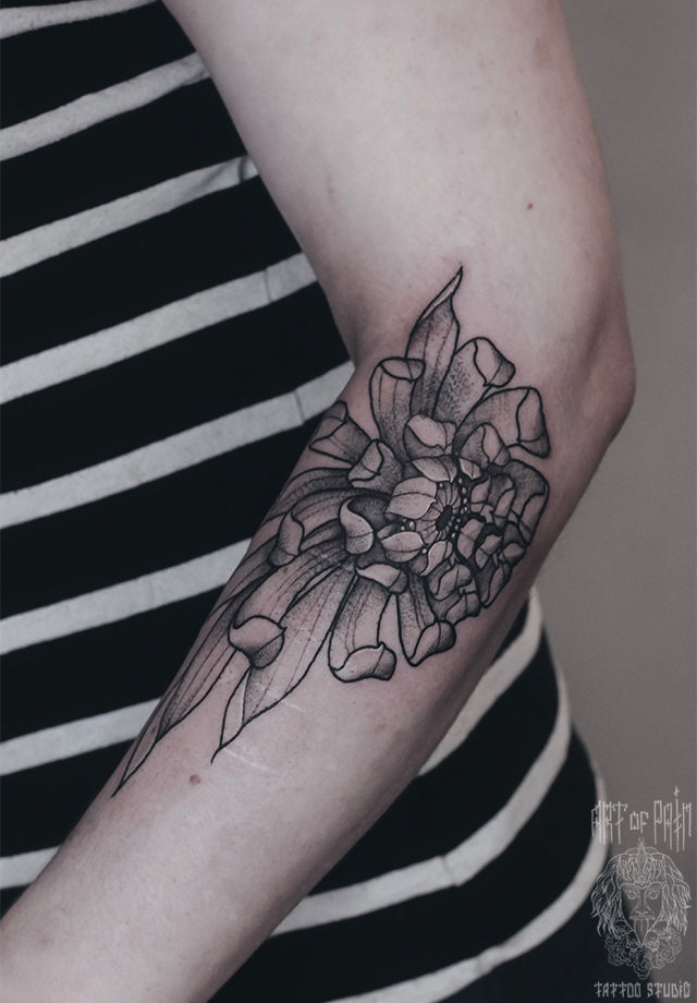 Татуировка женская графика на руке хризантема – Мастер тату: 