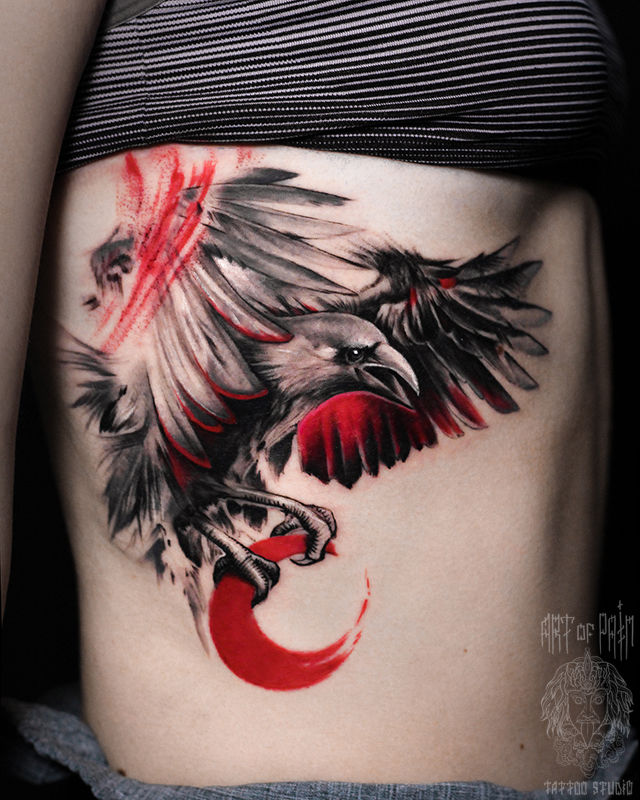 Татуировка женская треш полька на боку ворон – Мастер тату: Слава Tech Lunatic