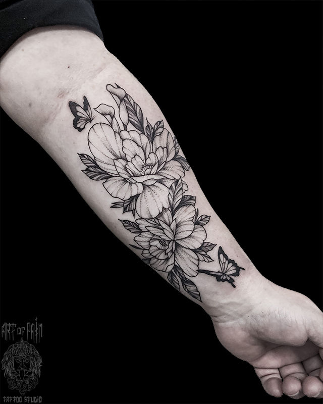 Татуировка женская графика на предплечье цветы и бабочки – Мастер тату: Мария Котова