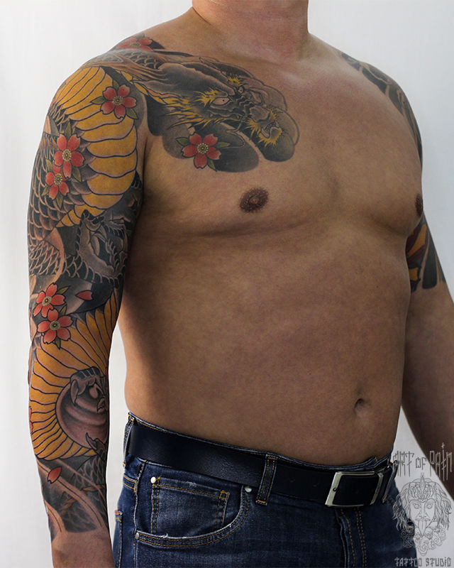 Татуировка мужская япония тату-рукав дракон и цветы красные – Мастер тату: Марк Акулов