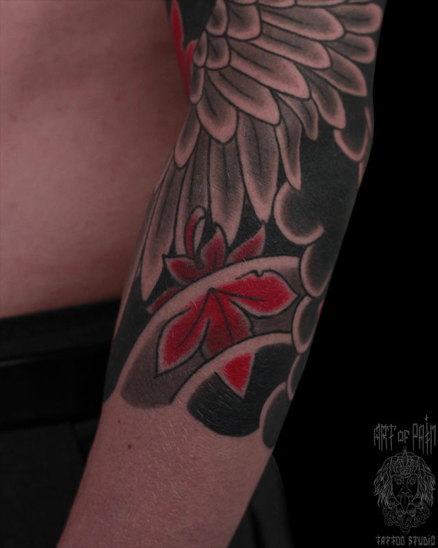 Татуировка мужская япония на руке кленовый лист и крыло – Мастер тату: Марк Акулов