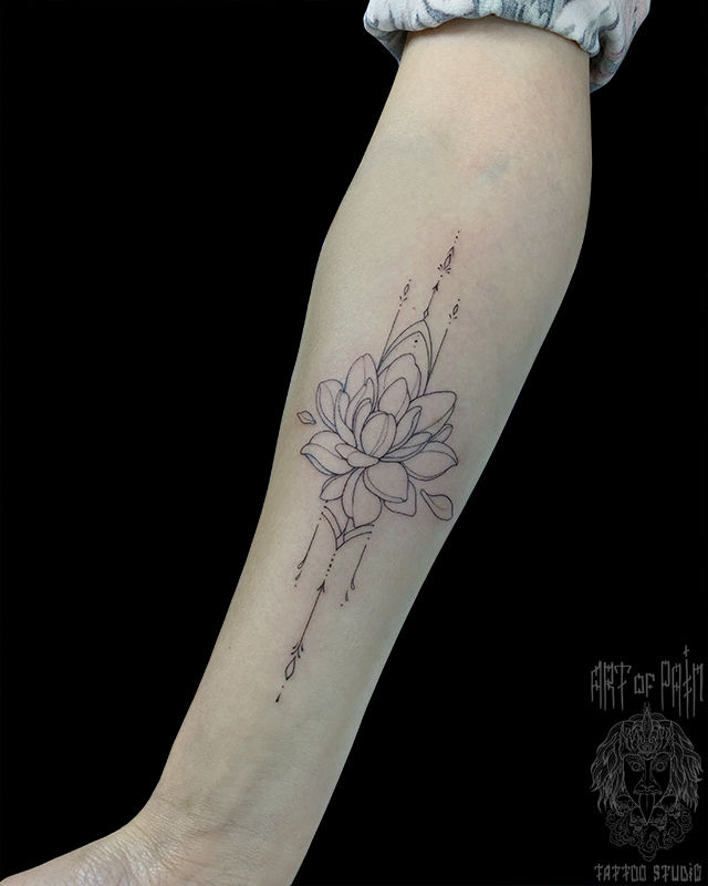 Татуировка женская графика на предплечье цветок-узор – Мастер тату: Мария Челнокова