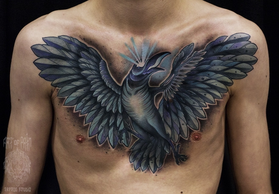Татуировка мужская нью-скул на груди синяя ворона – Мастер тату: 