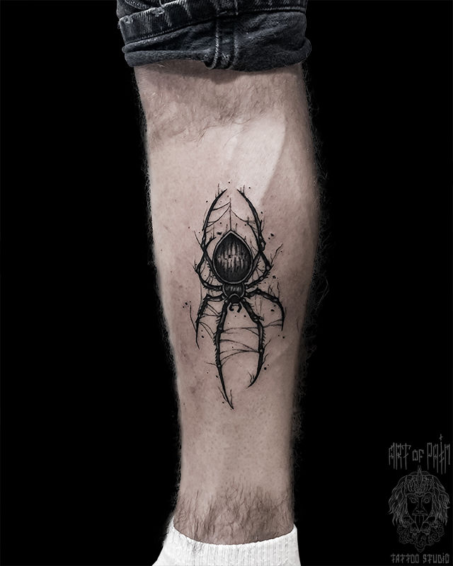 Татуировка мужская графика на голени паук – Мастер тату: Мария Котова