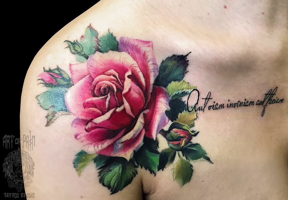Татуировка женская реализм на плече роза и надпись – Мастер тату: 