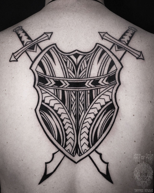 Татуировка мужская полинезия на спине мечи и щит – Мастер тату: Юрий Хандрыкин