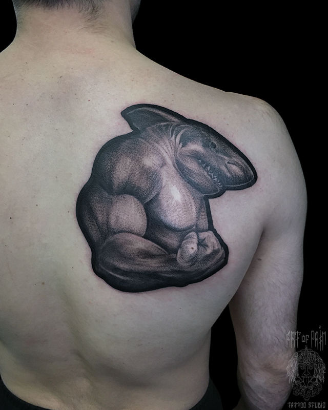 Татуировка мужская графика на лопатке акула – Мастер тату: 