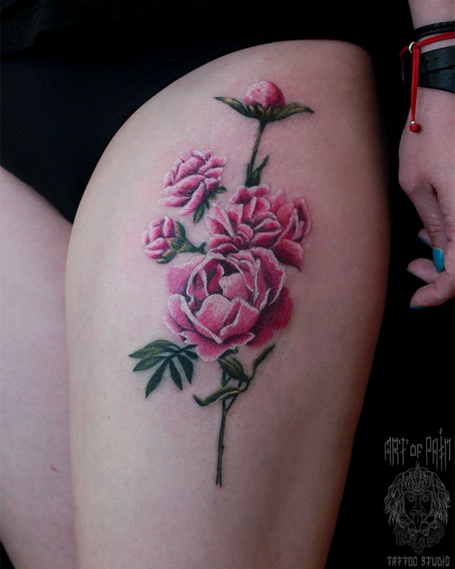 Татуировка женская реализм на бедре розы – Мастер тату: Анастасия Родина
