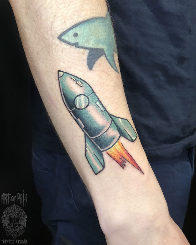 Татуировка мужская нью скул на предплечье ракета – Мастер тату: Никита Ворожцов