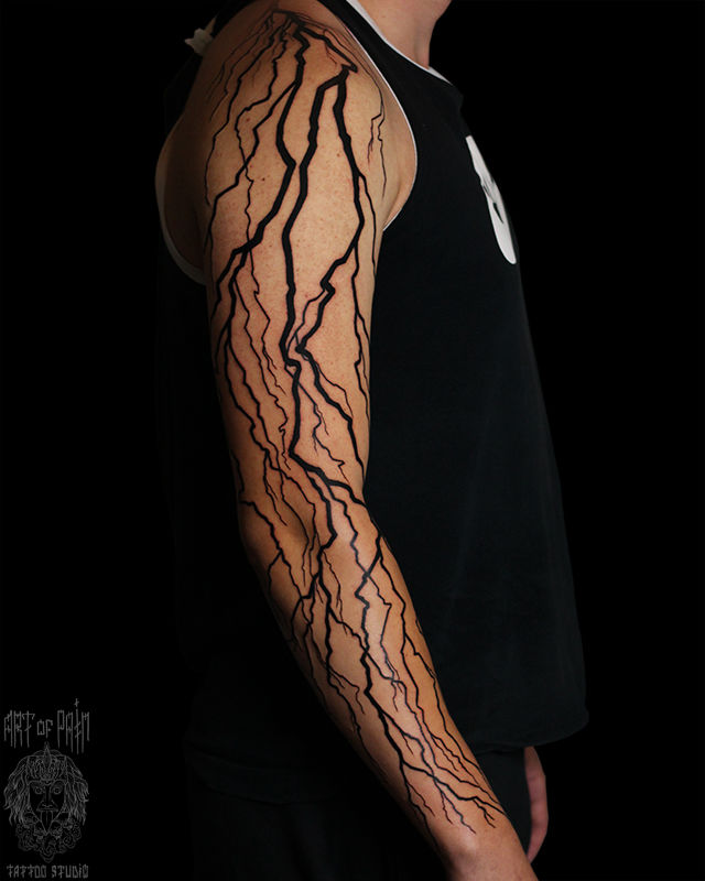 Татуировка мужская графика на руке трещины – Мастер тату: Надежда Полякова