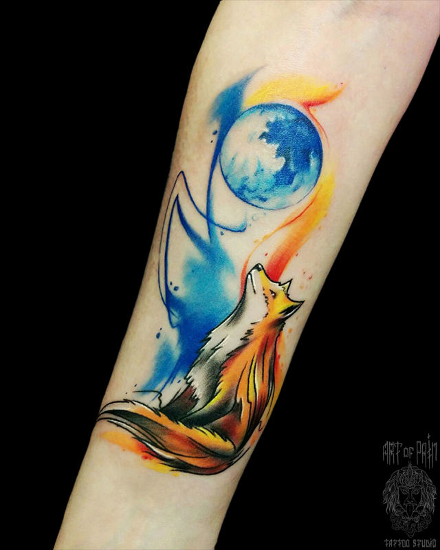 Татуировка женская акварель на предплечье лиса и голубой шар – Мастер тату: Евгения Шмидт