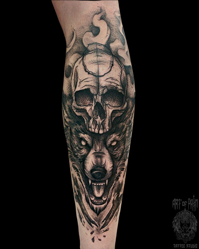 Татуировка мужская графика на голени волк и череп – Мастер тату: Евгения Шмидт