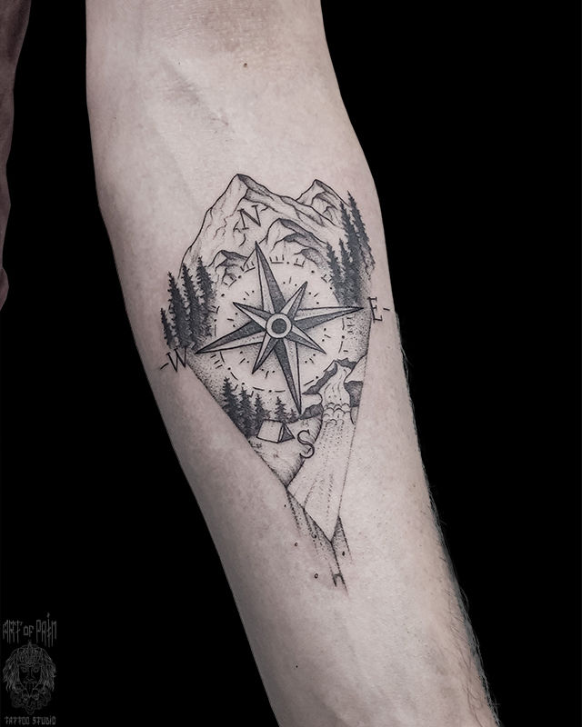 Татуировка мужская графика на предплечье компас и горы – Мастер тату: Мария Котова