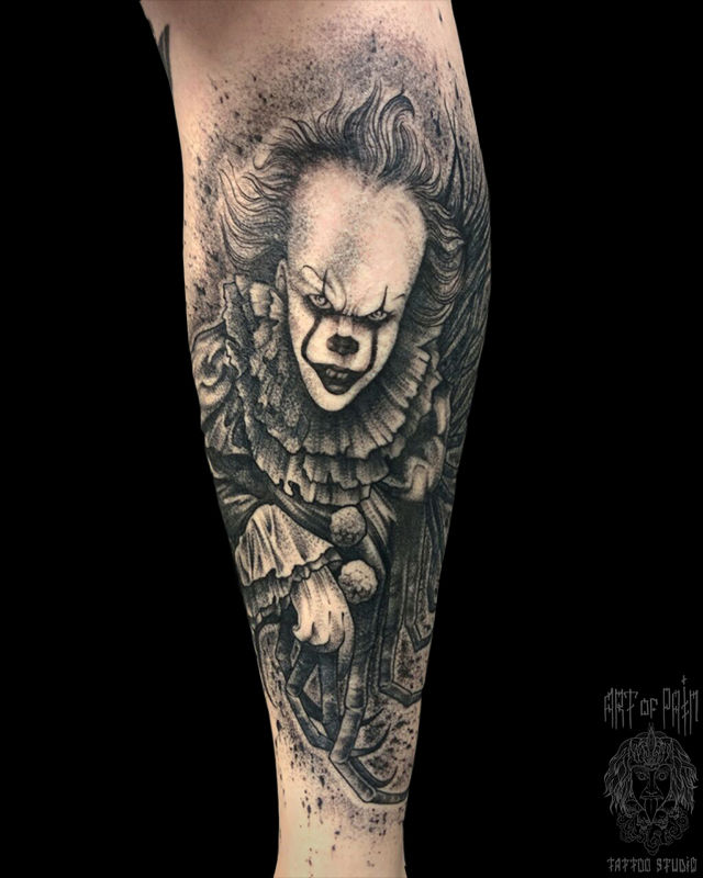 Татуировка мужская графика на голени клоун – Мастер тату: Евгения Шмидт
