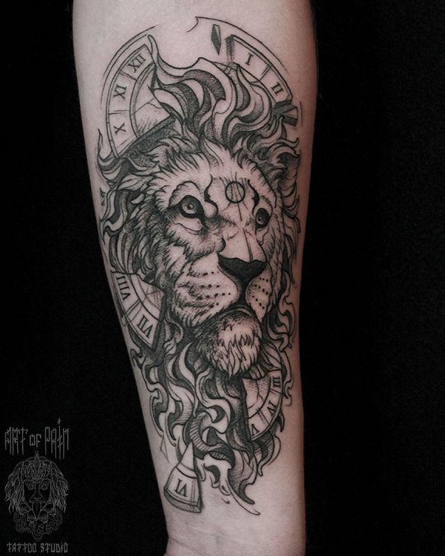 Татуировка женская графика на предплечье лев во времени – Мастер тату: Анастасия Родина