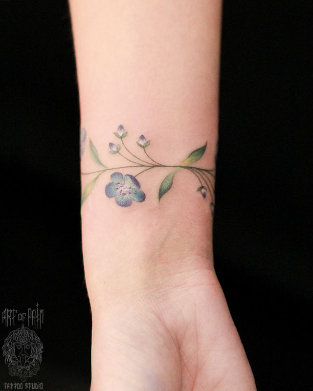 Татуировка женская реализм на запястье цветы-браслет – Мастер тату: Анастасия Родина