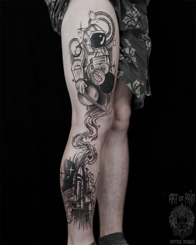 Татуировка мужская графика на ноге космонавт и корабль – Мастер тату: Анастасия Родина