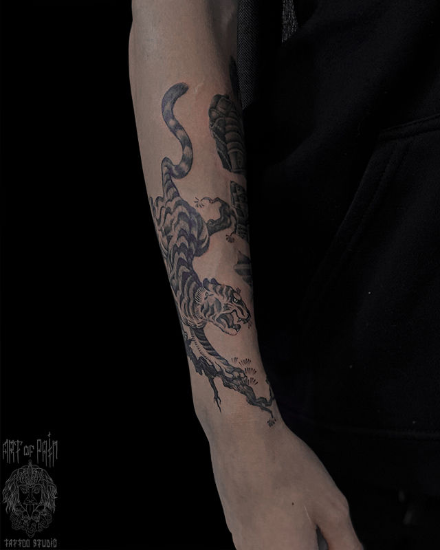 Татуировка мужская графика на предплечье тигр – Мастер тату: 