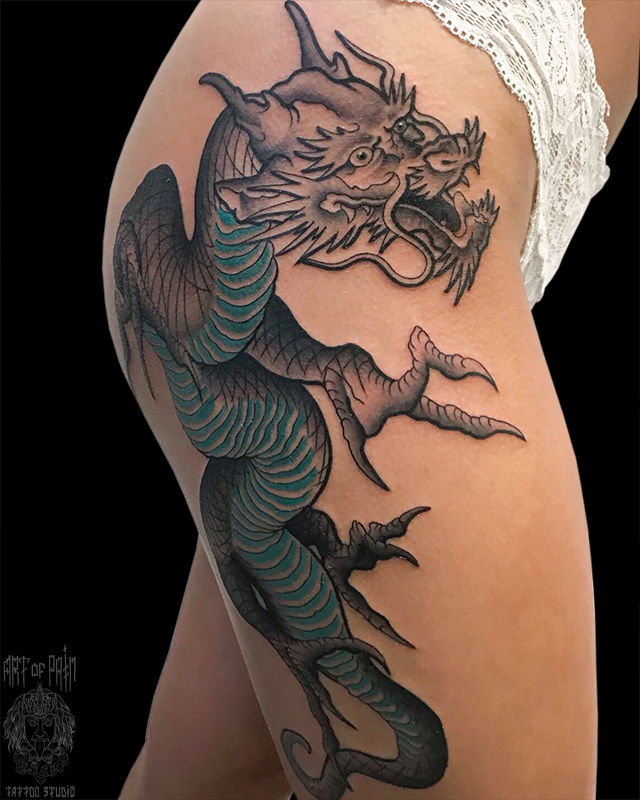 Татуировка женская япония на бедре дракон с изумрудным брюшком – Мастер тату: Булат Бурганов