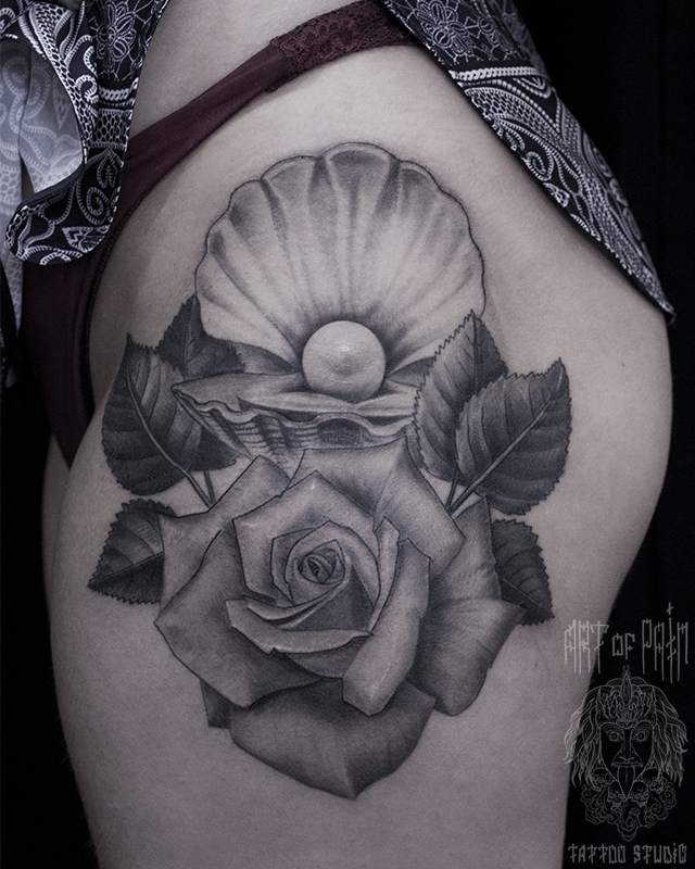 Татуировка женская black&grey на бедре жемчужина и роза – Мастер тату: Слава Tech Lunatic