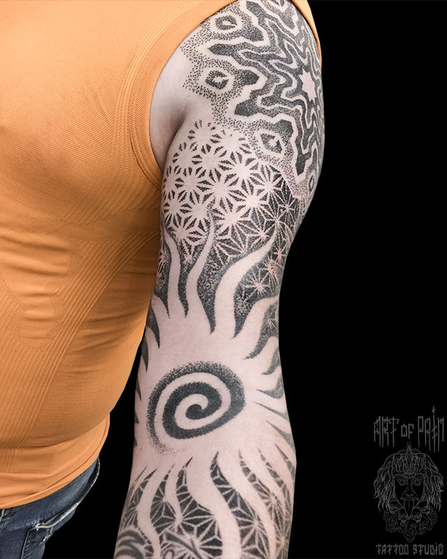 Татуировка мужская орнаментал тату-рукав узор и солнце – Мастер тату: 