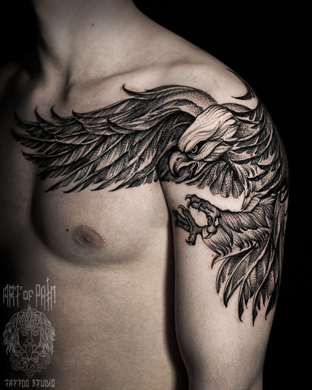 Татуировка мужская графика и дотворк на плече орел – Мастер тату: Юрий Хандрыкин
