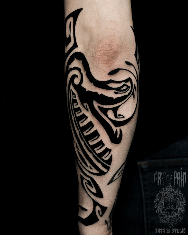 Татуировка мужская полинезия на предплечье змея – Мастер тату: Юрий Хандрыкин
