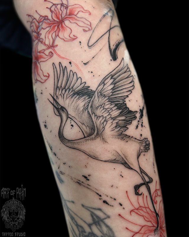 Татуировка женская графика на руке аист и лилии – Мастер тату: Мария Бородина (Челнокова)