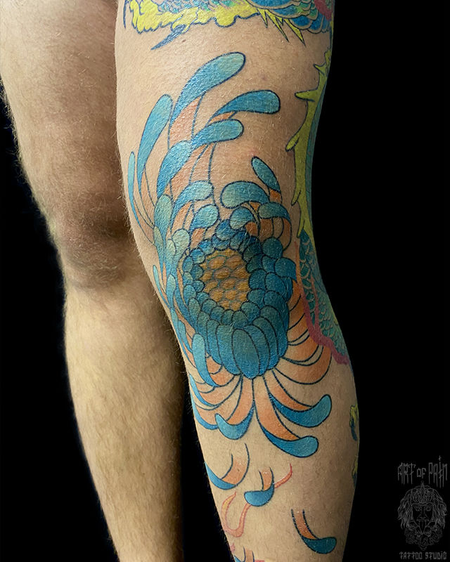 Татуировка мужская япония на ноге хризантема – Мастер тату: Булат Бурганов