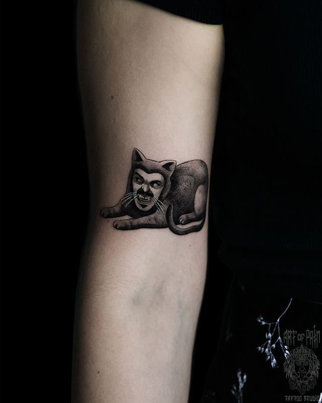 Татуировка женская хоррор на руке кот – Мастер тату: Анастасия Юсупова