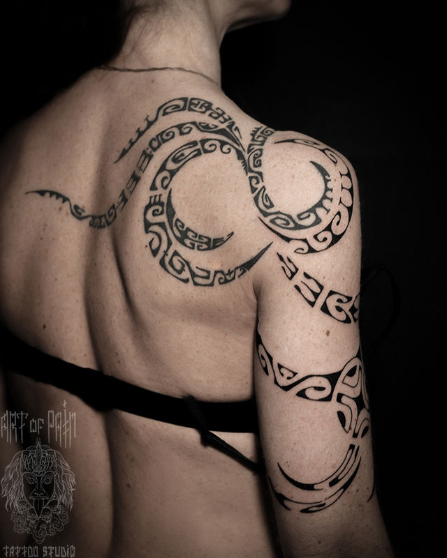 Татуировка женская полинезия на плече и лопатке узор – Мастер тату: Юрий Хандрыкин