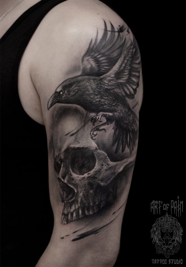 Татуировка мужская black&grey на плече ворон и череп – Мастер тату: Слава Tech Lunatic