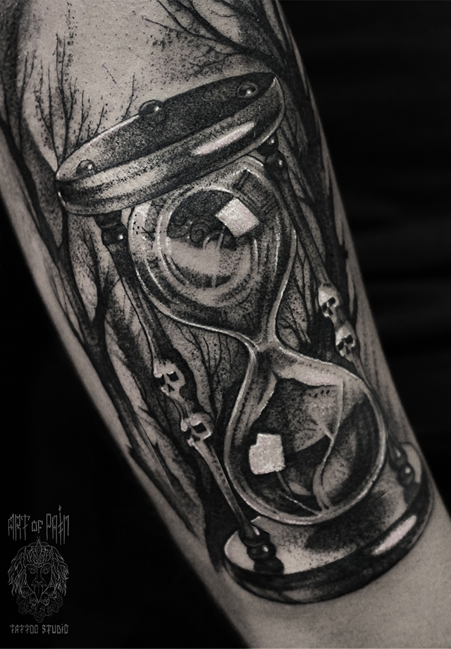 Татуировка мужская Black&Grey на предплечье песочные часы с черепами – Мастер тату: 