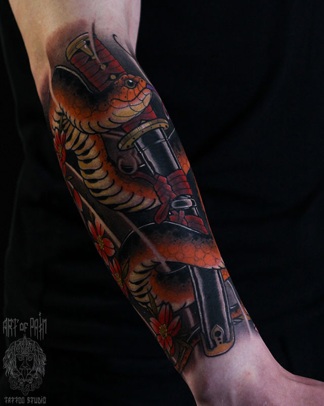 Татуировка мужская япония на предплечье змея и сакура – Мастер тату: Марк Акулов