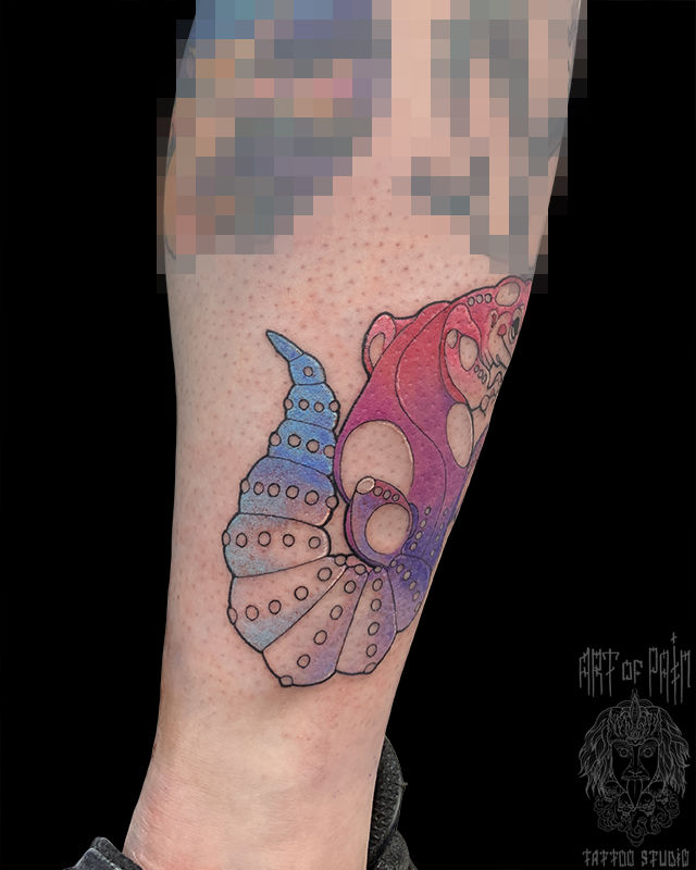 Татуировка женская графика и акварель на голени хвост ящерки – Мастер тату: Мария Челнокова