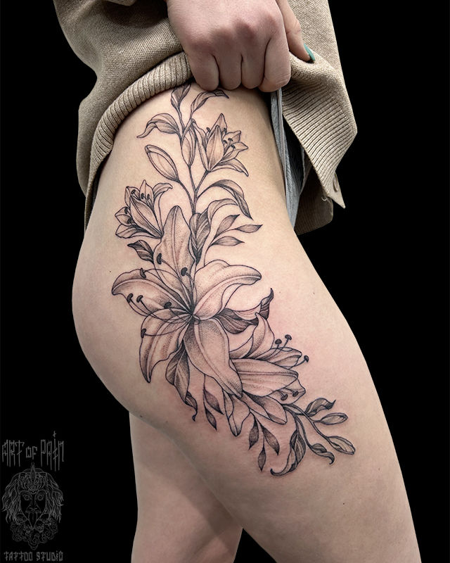 Татуировка женская графика на бедре цветы лилии – Мастер тату: Мария Бородина (Челнокова)