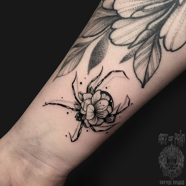 Татуировка женская графика на предплечье паук – Мастер тату: Анастасия Юсупова