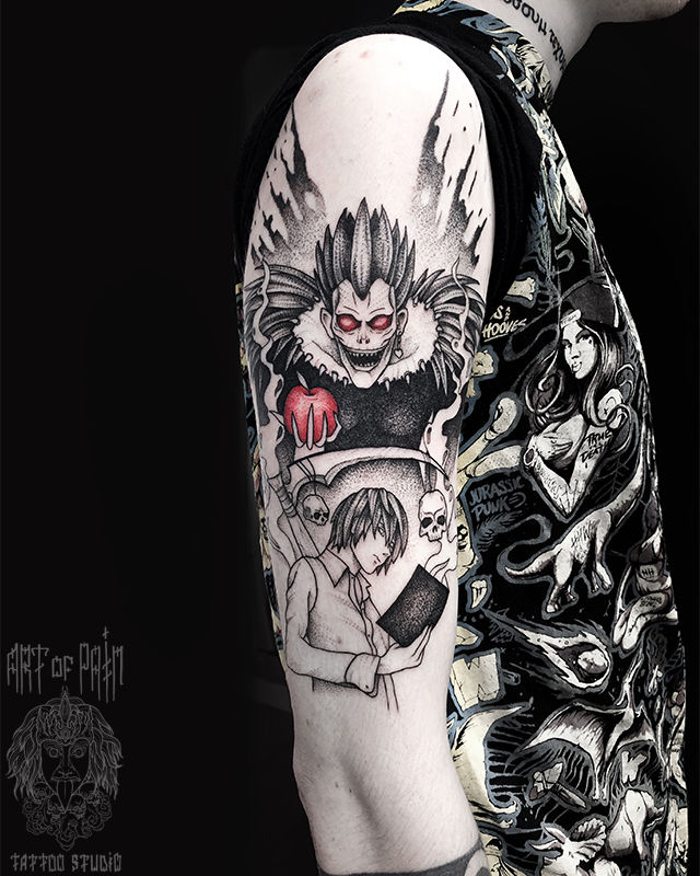 Татуировка мужская графика на плече монстр с яблоком – Мастер тату: Мария Котова