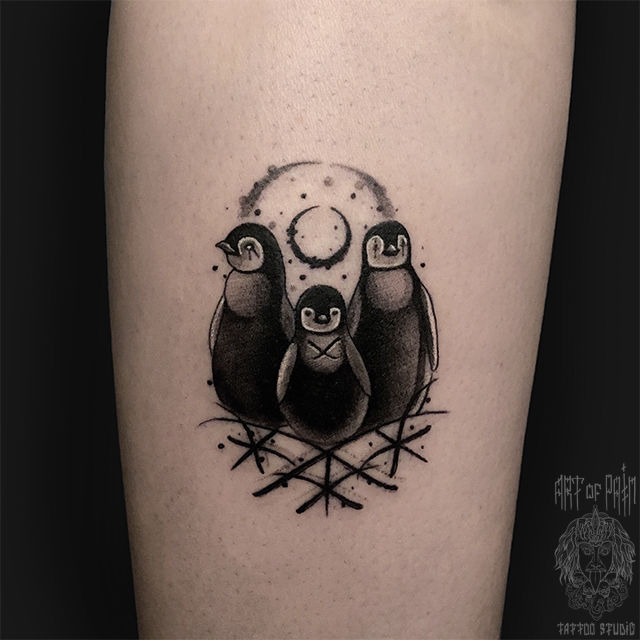 Татуировка женская графика на голени пингвины – Мастер тату: Анастасия Юсупова