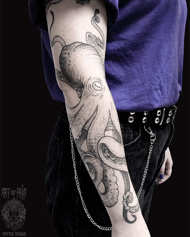 Татуировка мужская графика на руке осьминог – Мастер тату: Мария Котова