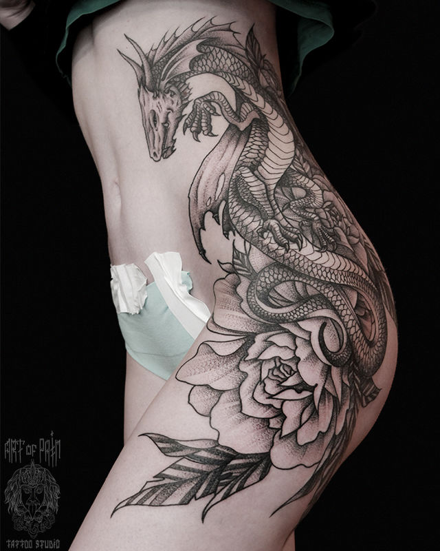 Татуировка женская графика на боку дракон и большой цветок – Мастер тату: Анастасия Родина