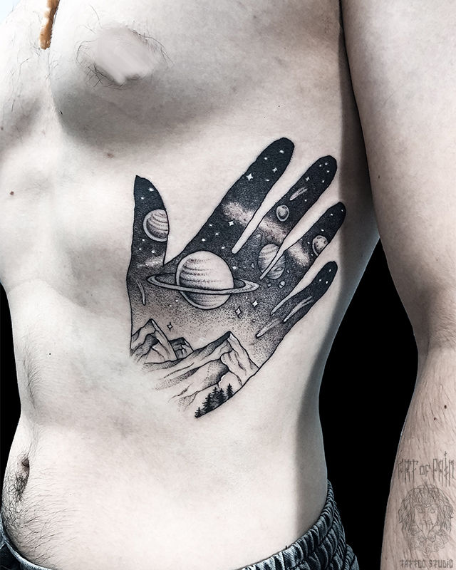 Татуировка мужская графика на боку космос рука – Мастер тату: Мария Котова