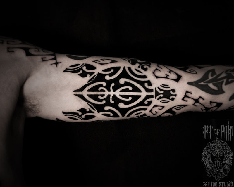 Татуировка мужская полинезия на руке черепаха – Мастер тату: Юрий Хандрыкин